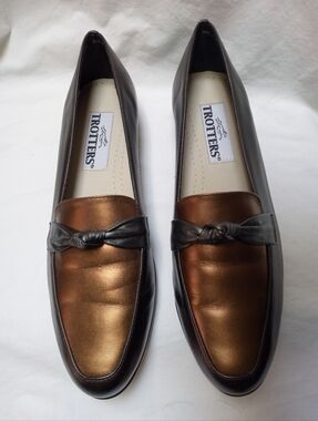 Trotters Women's Bronze Metallic Loafers with Brown Trim Knot